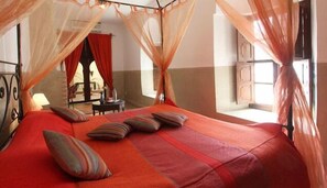 Escritorio, wifi gratis y ropa de cama 