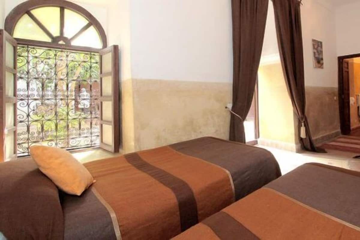 1 habitación, escritorio, wifi gratis y ropa de cama