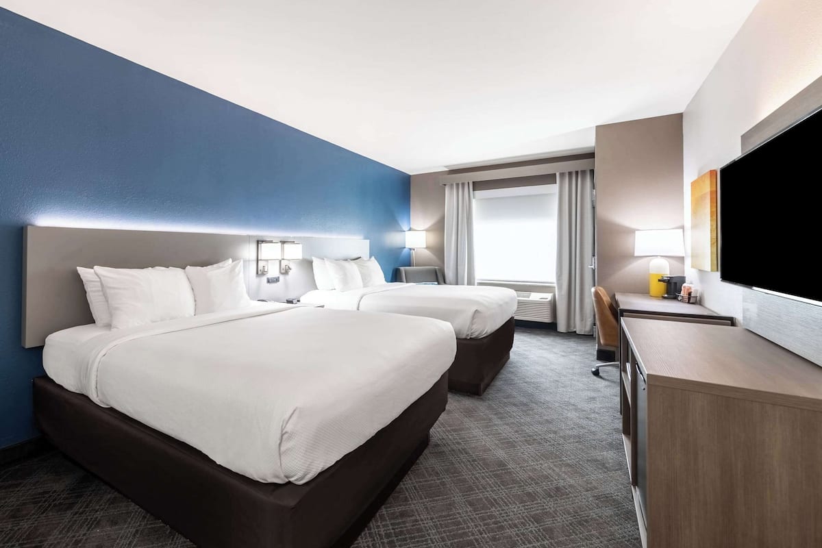 1 bedroom, in-room safe, desk, blackout curtains