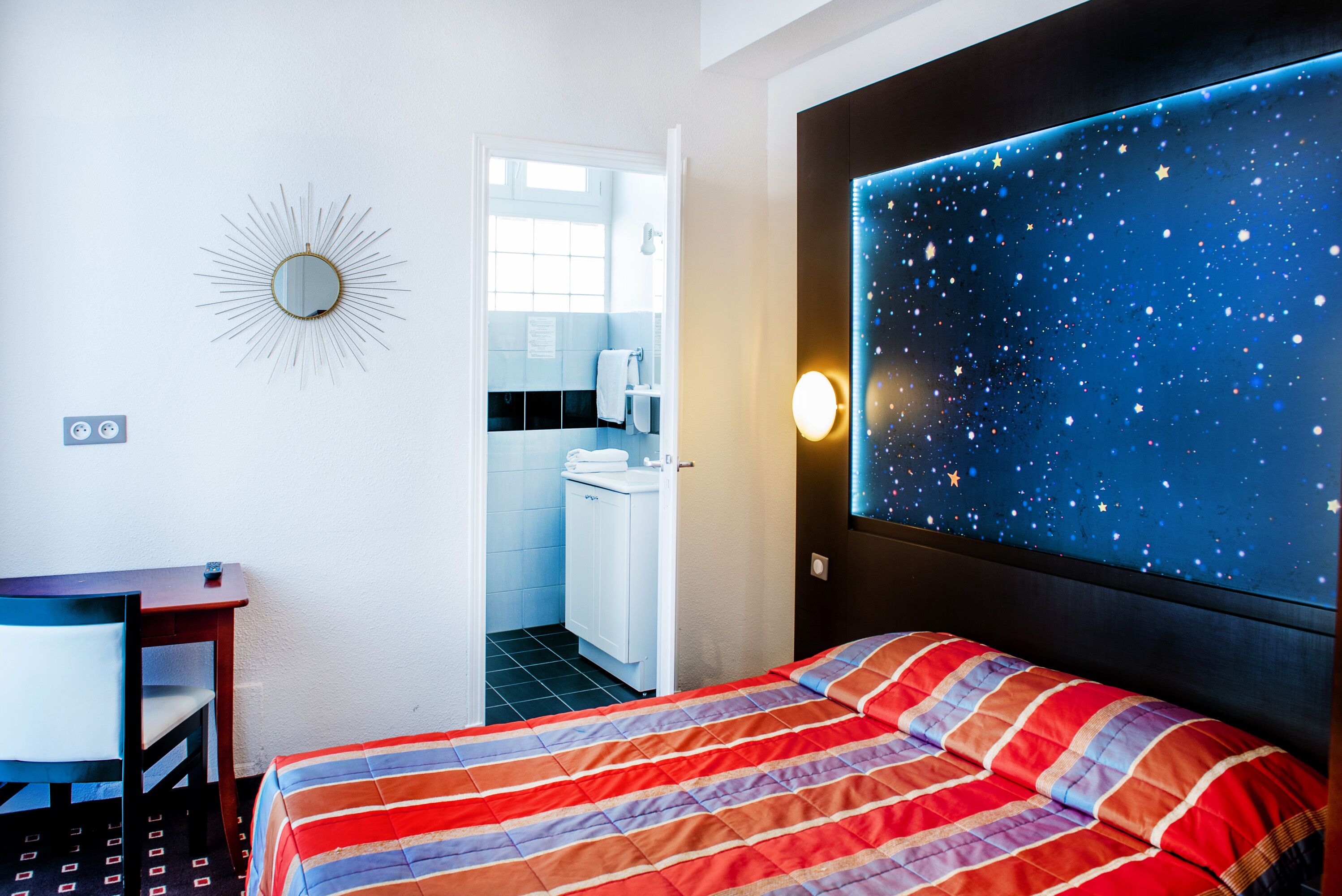 single room | in-room safe, desk, free wifi, bed sheets