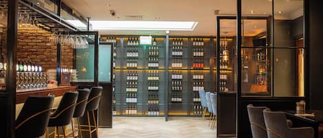 Se sirven desayunos, comidas, cenas y cocina local