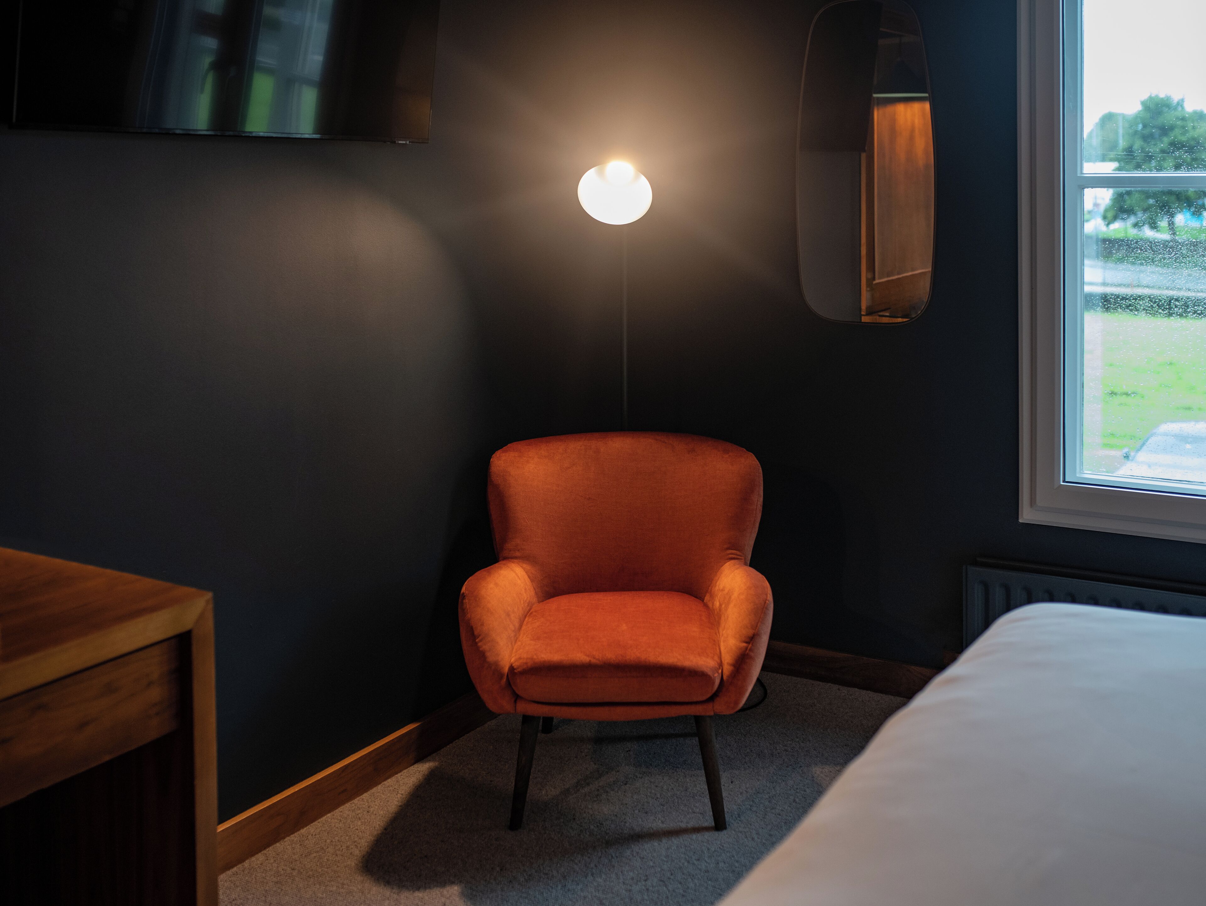 1 bedroom, egyptian cotton sheets, premium bedding, memory-foam beds