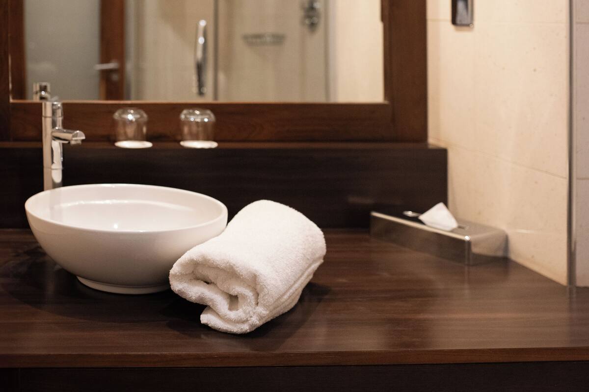 1 bedroom, egyptian cotton sheets, premium bedding, memory-foam beds