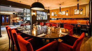 Petit déjeuner et déjeuner servis sur place, spécialités Cuisine locale