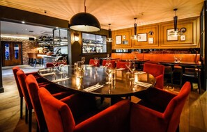 Se sirven desayunos, almuerzos y cenas; cocina local