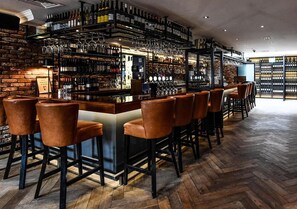 3 bars/lounges