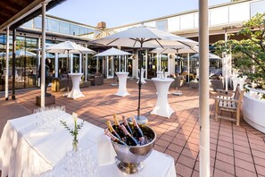 供应午餐和晚餐，无国界融合菜