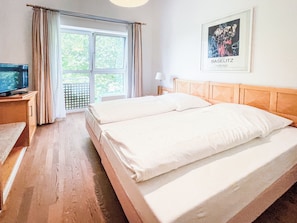 Svit - 2 sovrum | Allergitestade sängkläder, minibar och värdeförvaringsskåp på rummet