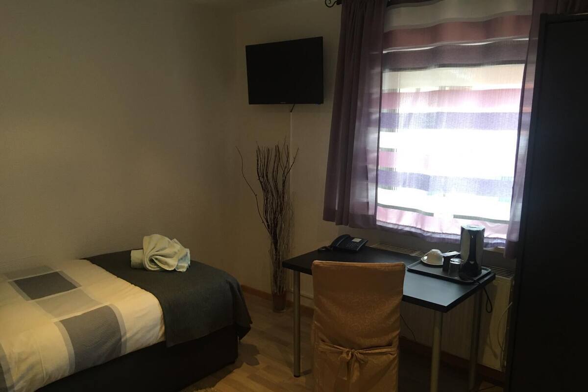 Single Room, Private Bathroom
