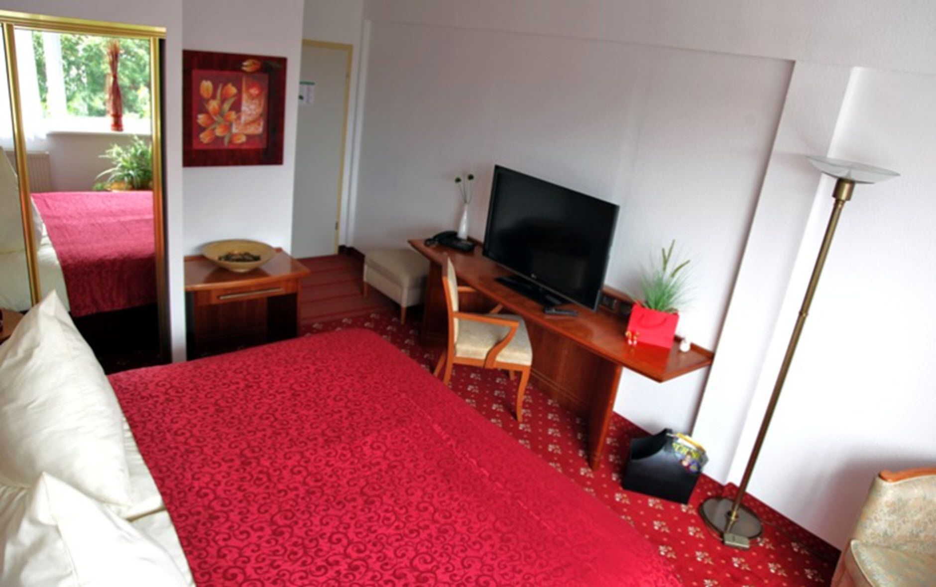 hypo-allergenic bedding, desk, free cots/infant beds, rollaway beds