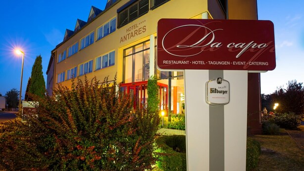 A hotel named "Hotel Antares" with a sign for "Da capo" restaurant, hotel, tagungen, event, and catering services. - Hotel Antares (Halberstadt)