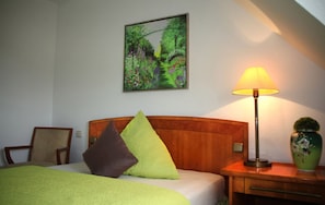 Hypo-allergenic bedding, desk, free cots/infant beds, rollaway beds - Hotel Antares (Halberstadt)