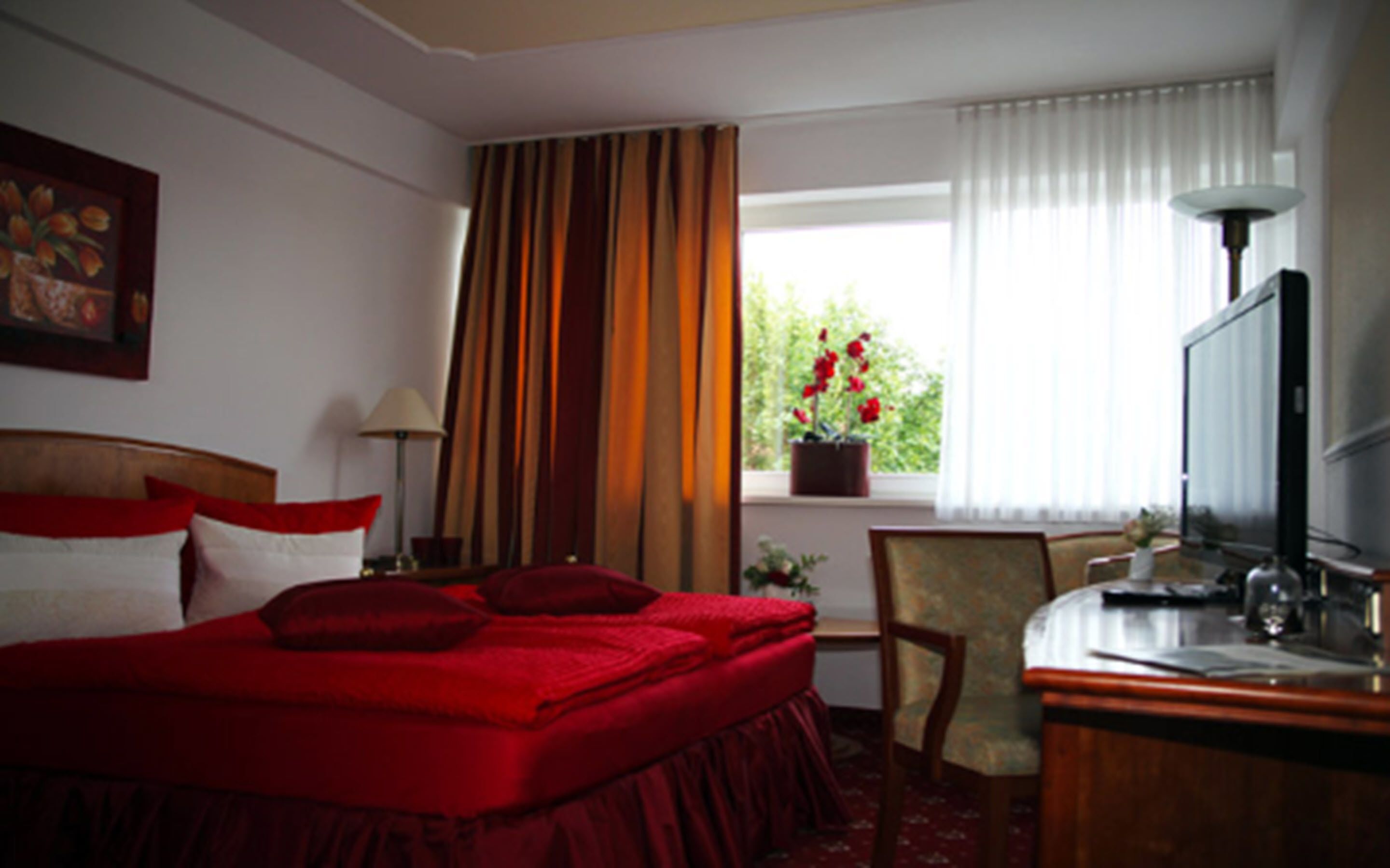 hypo-allergenic bedding, desk, free cots/infant beds, rollaway beds