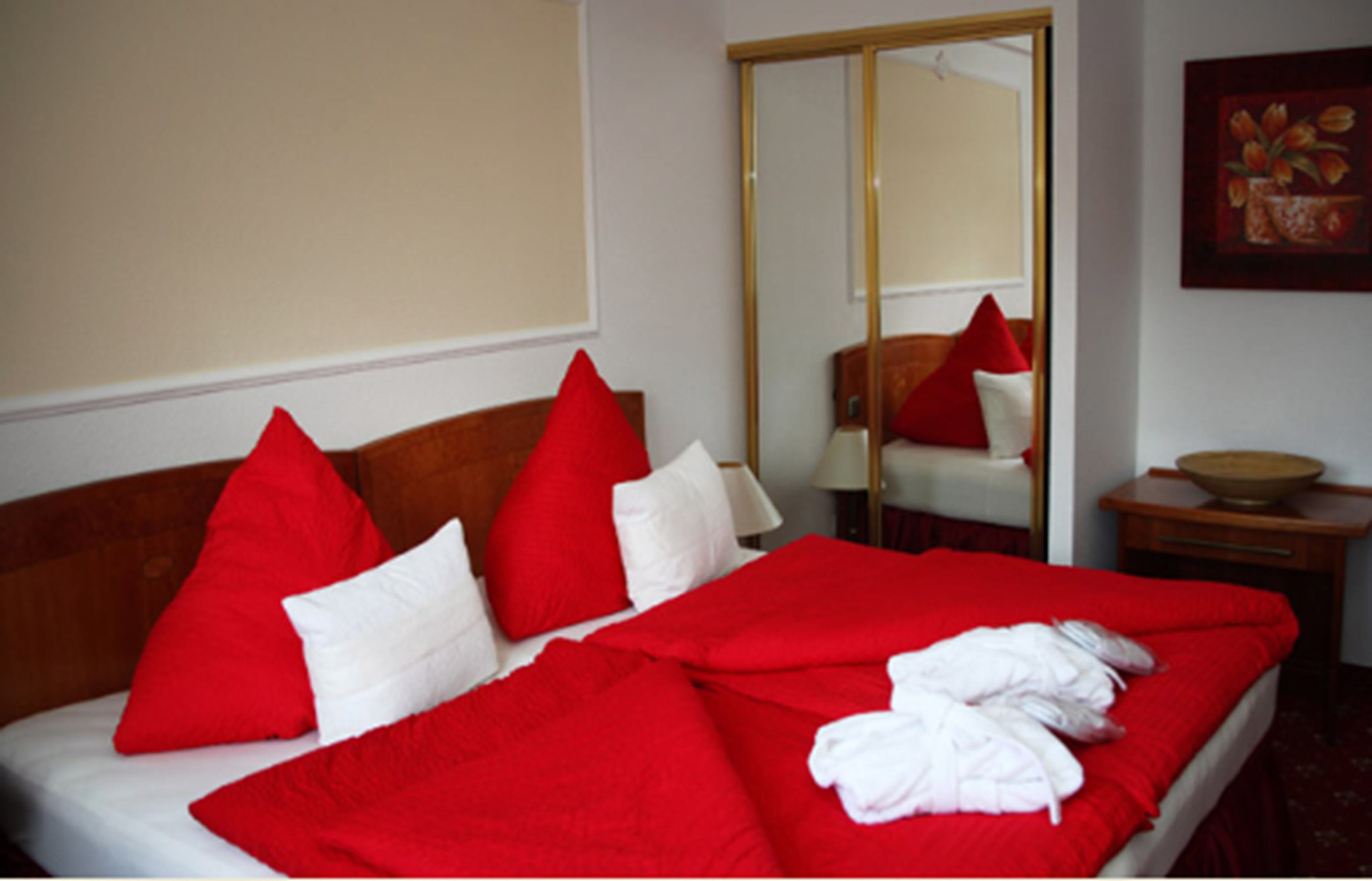 hypo-allergenic bedding, desk, free cots/infant beds, rollaway beds