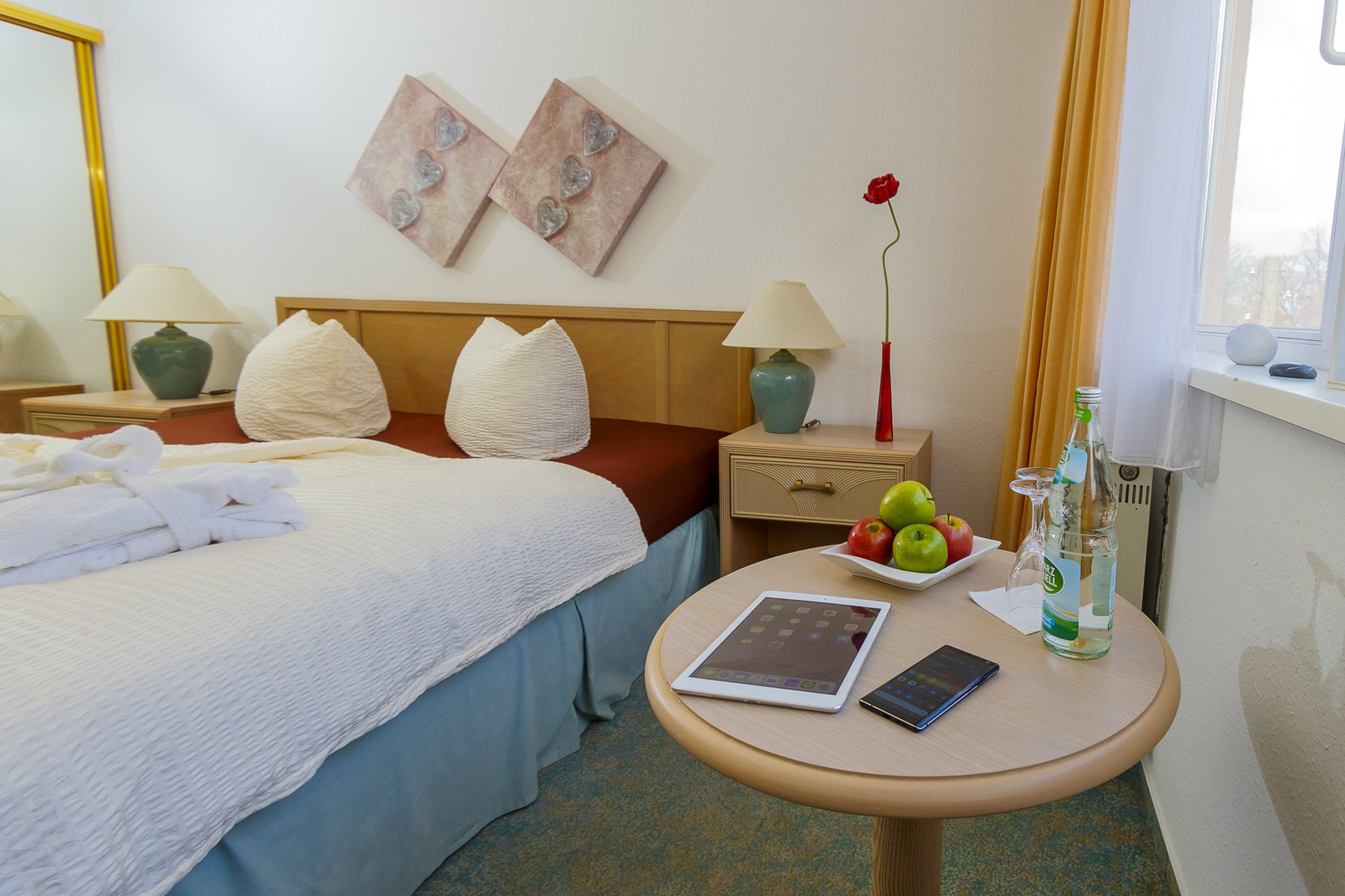 hypo-allergenic bedding, desk, free cots/infant beds, rollaway beds