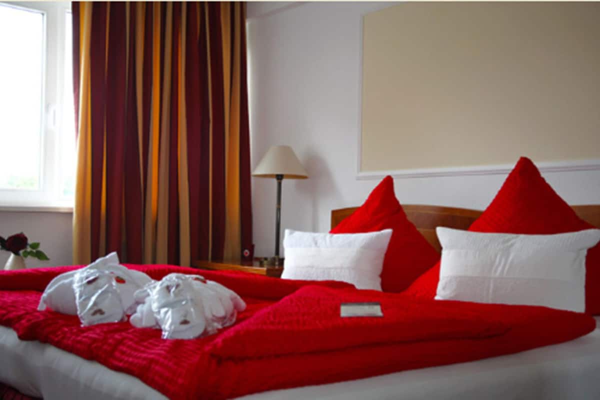 hypo-allergenic bedding, desk, free cots/infant beds, rollaway beds