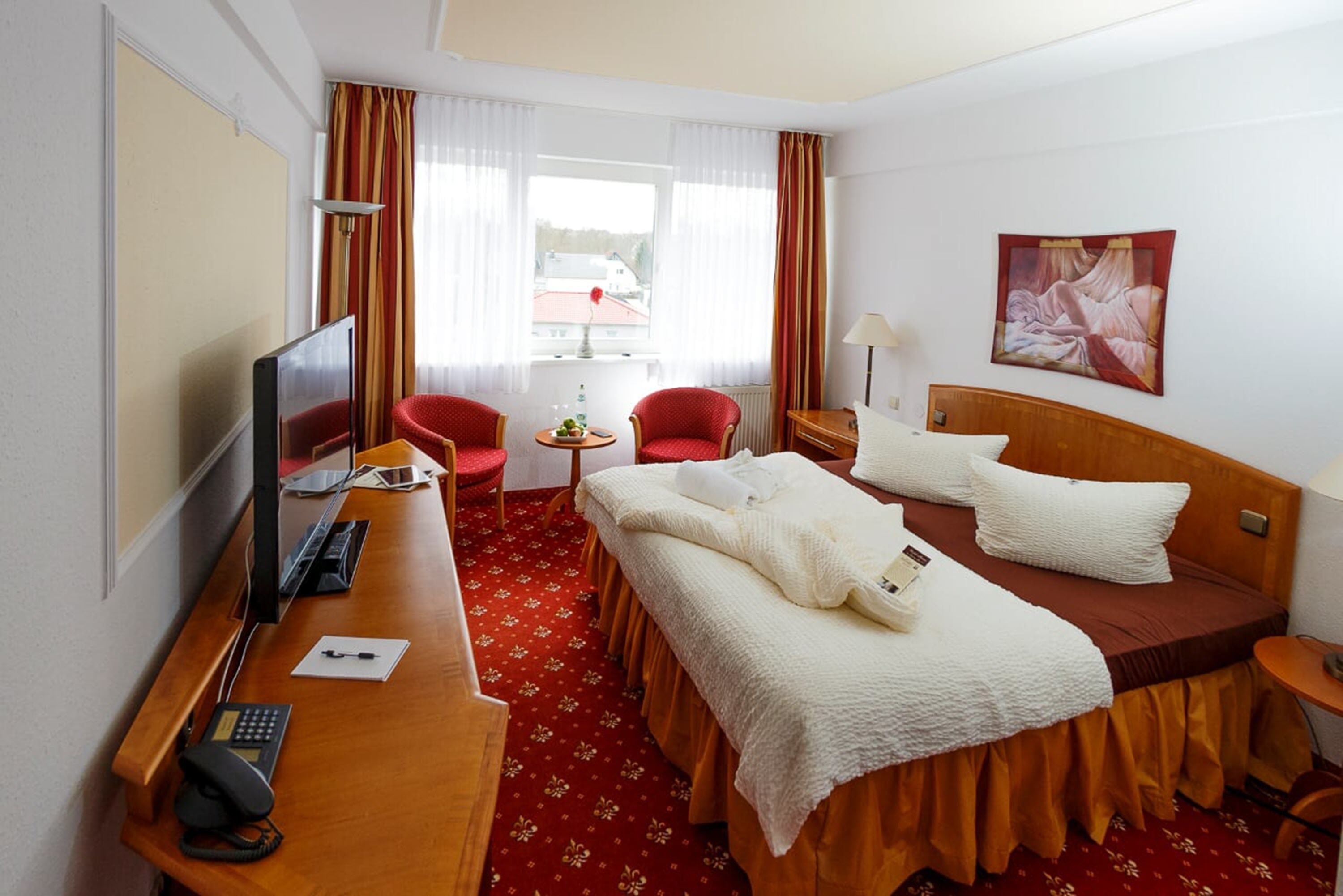 hypo-allergenic bedding, desk, free cots/infant beds, rollaway beds