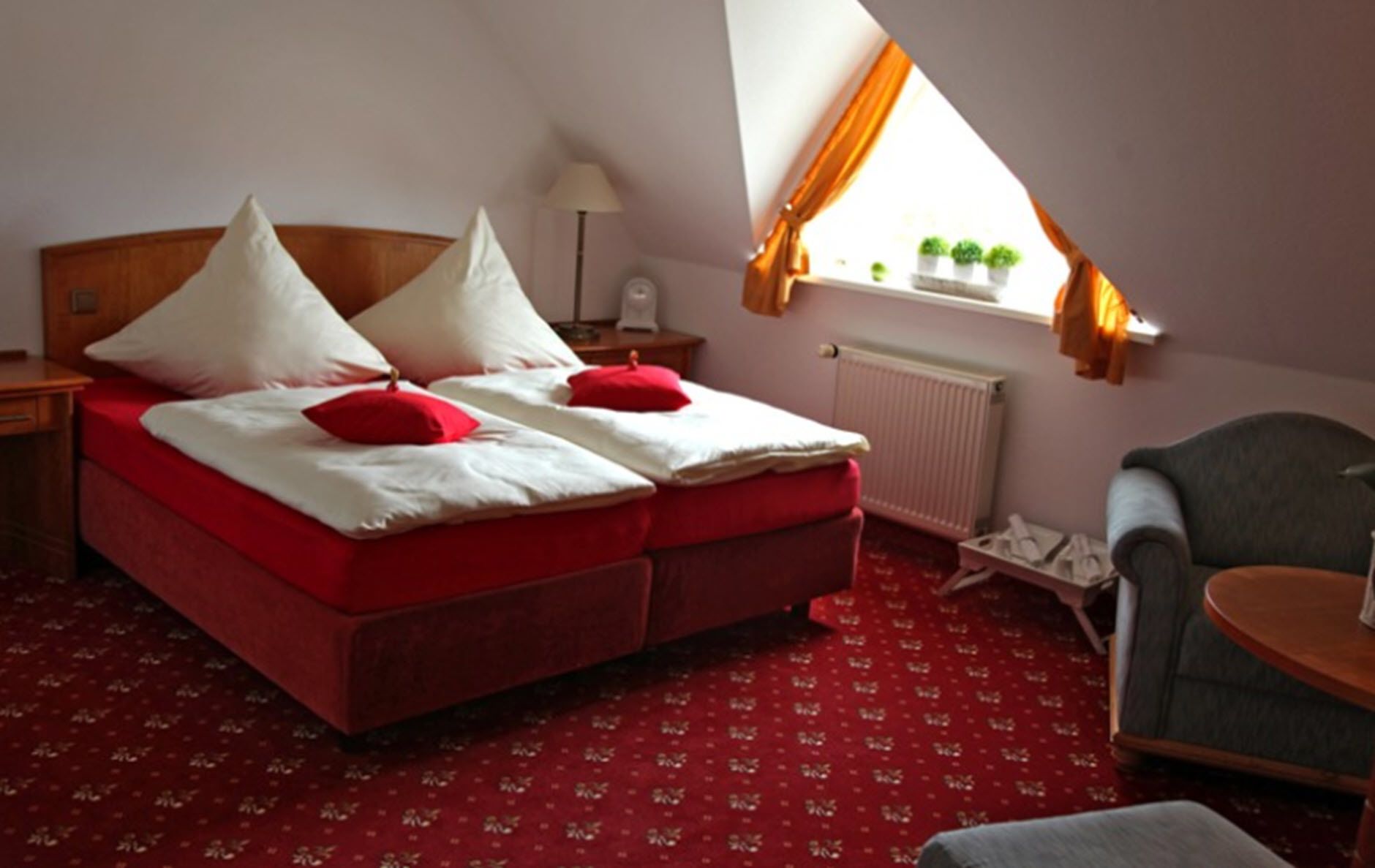 hypo-allergenic bedding, desk, free cots/infant beds, rollaway beds