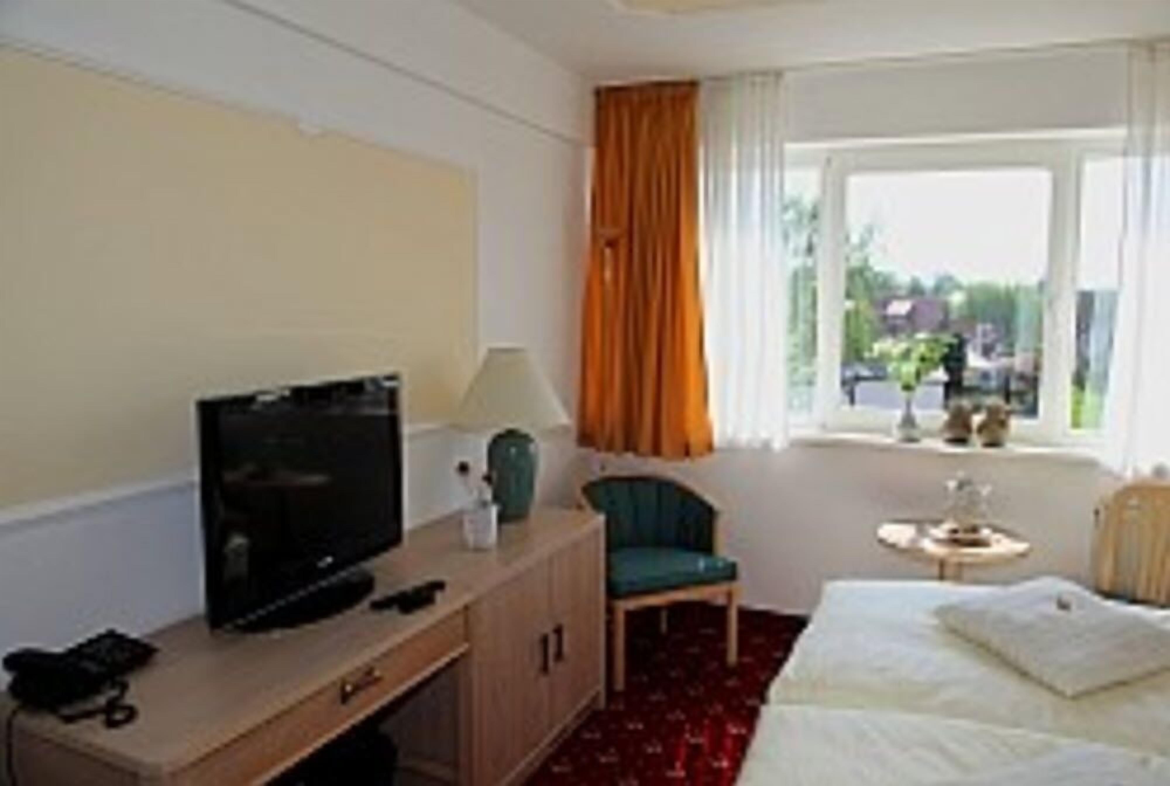 hypo-allergenic bedding, desk, free cots/infant beds, rollaway beds