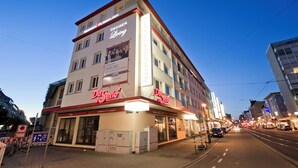 Een meerlaags hotel met borden waarop 'Seeger Living' en 'Das Seer' staan.
