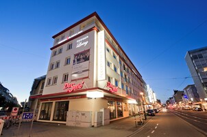 A multi-story hotel with signage for 'Seeger Living' and 'Das Seer'.