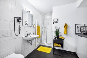 Suite estudio superior, 1 habitación, cocina (Karlstraße 42-44) | Baño | Secador de pelo, toallas, jabón y champú