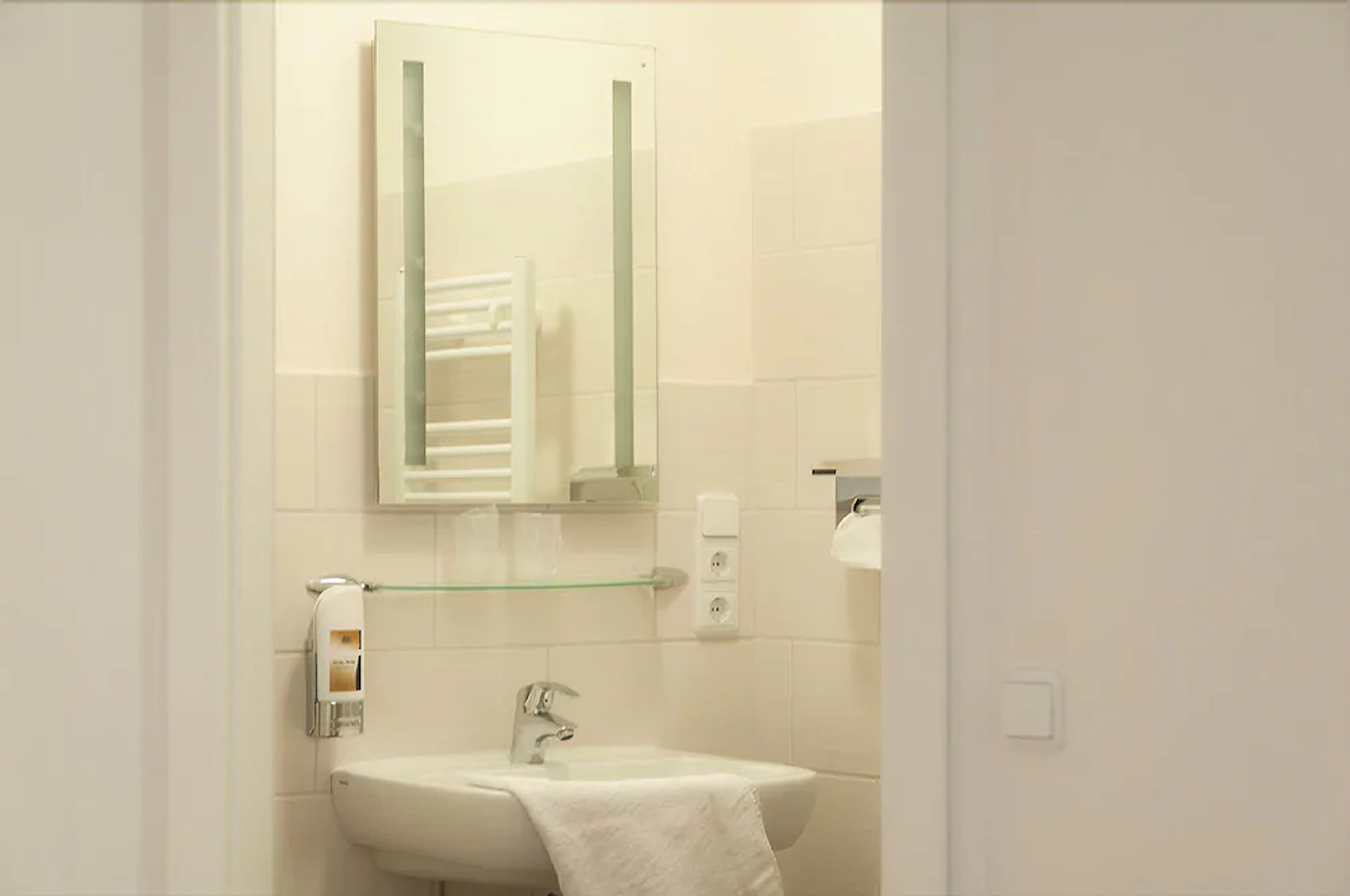 Douche, sèche-cheveux, serviettes fournies, papier toilette