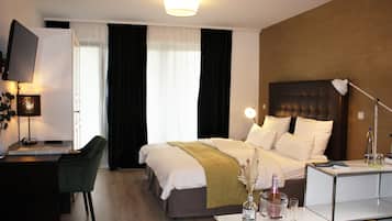 Superior Twin Room | In-room safe, desk, laptop workspace, blackout drapes