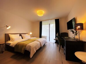In-room safe, desk, laptop workspace, blackout drapes - Hotel Zum See Garni (Dießen am Ammersee)