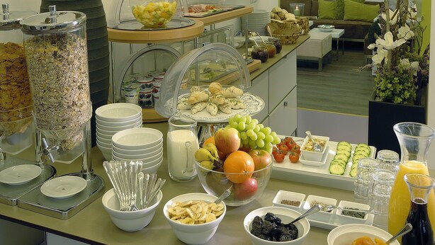 Een buffetopstelling met diverse gerechten en een koffiecorner.
