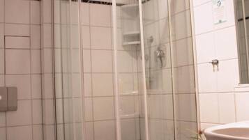 Dusche, kostenlose Toilettenartikel, Haartrockner, Handtücher
