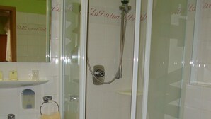 A bathroom with a glass-enclosed shower, a sink, and a toilet. - Pension Mona Lisa (Munich)