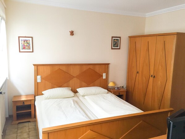 Individually decorated, desk, free WiFi