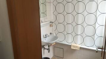 Standard-Doppelzimmer | Badezimmer | Dusche, Haartrockner, Handtücher