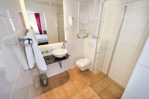 Shower, towels - Hotel Am Friedensplatz (Stuttgart)