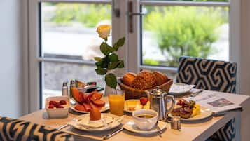 Desayuno buffet los fines de semana (EUR 10.00 por persona)