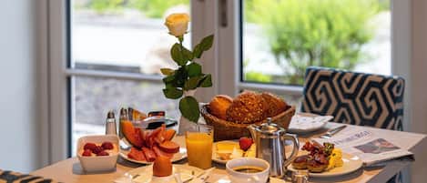 Buffet breakfast on weekends (EUR 10.00 per person)