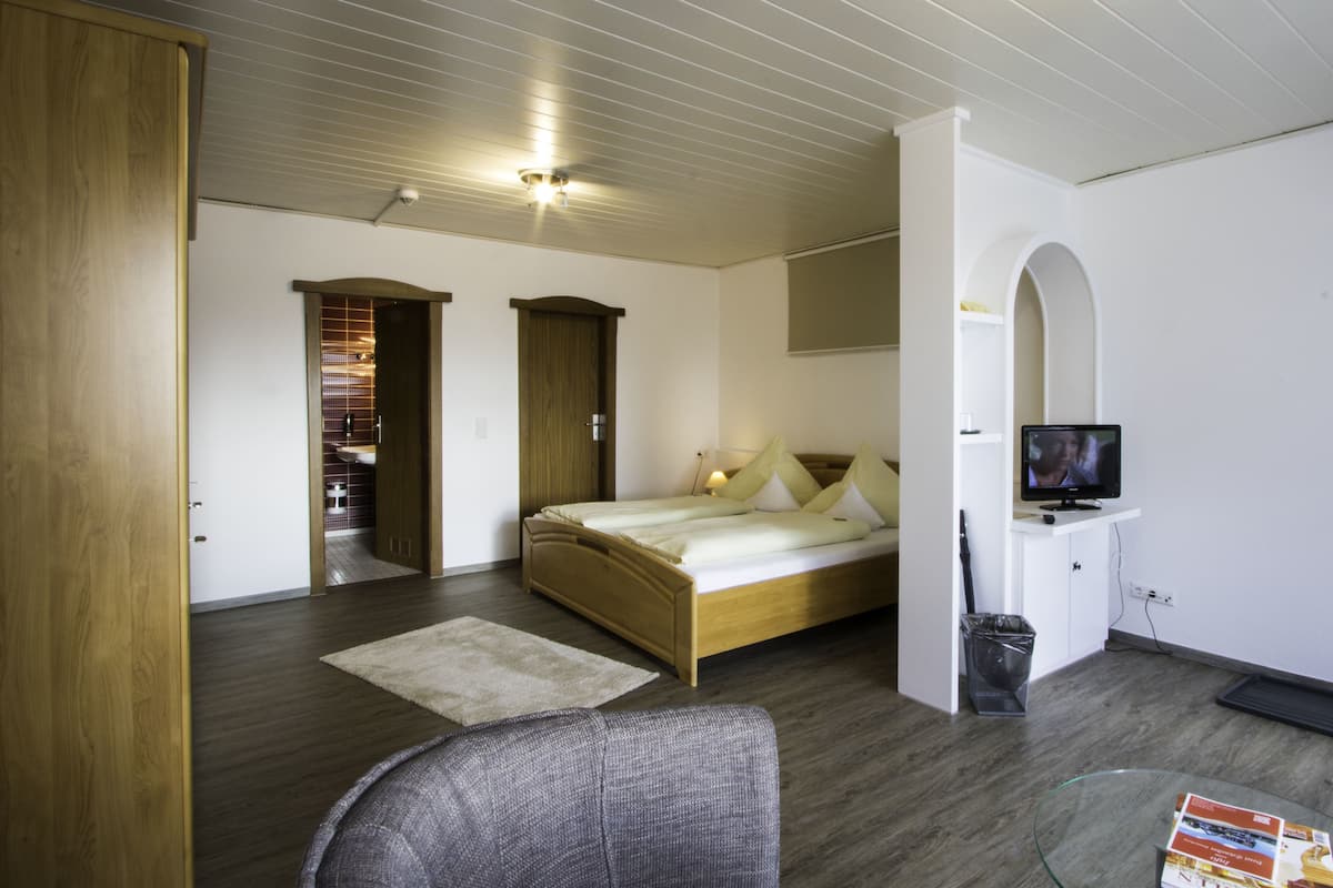 Guest room | In-room safe, free cots/infant beds, free WiFi, bed sheets