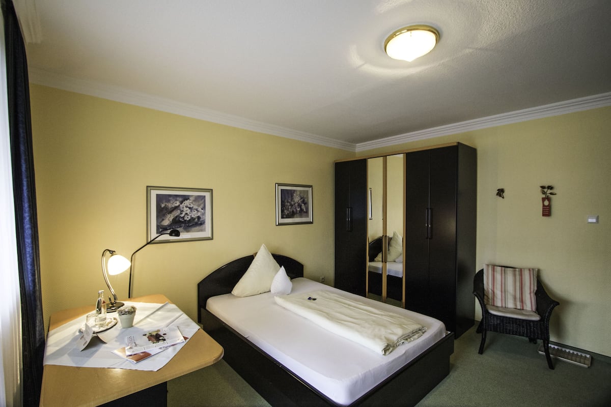 Single Room | In-room safe, cribs (free), WiFi (free), bed sheets