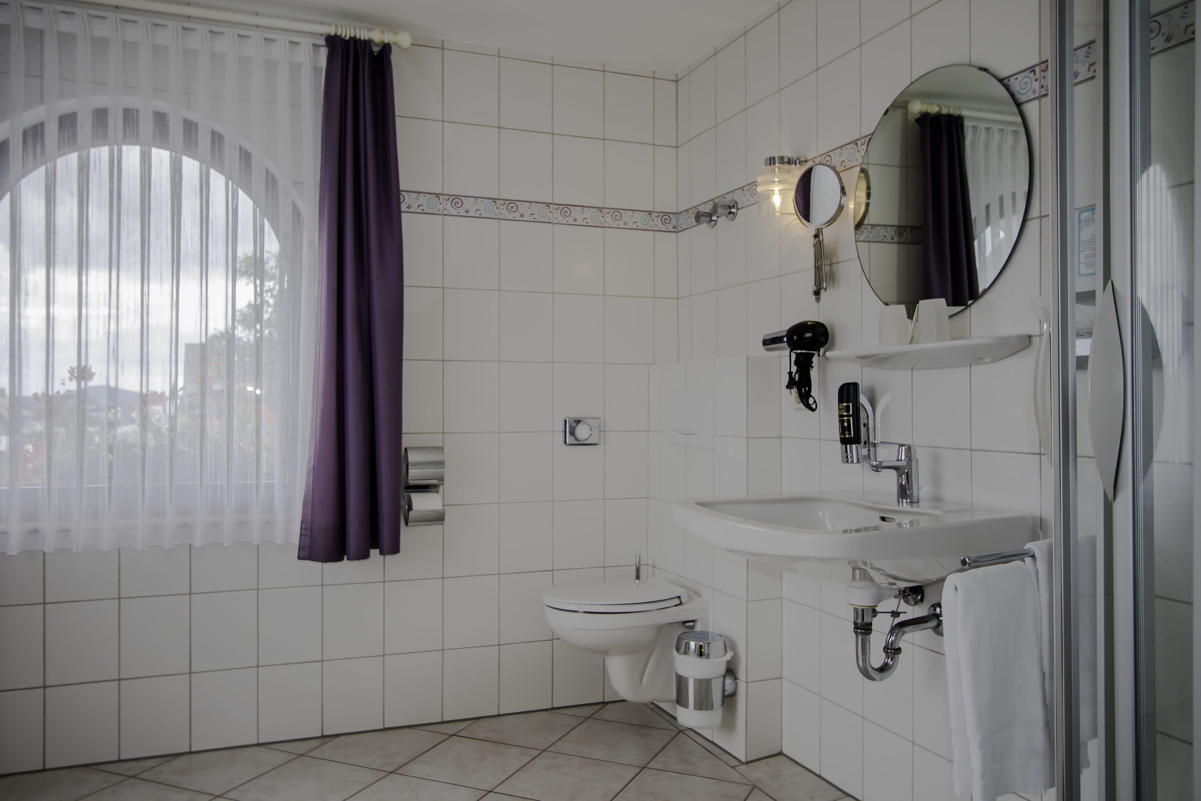 triple room | bathroom | shower, free toiletries, hair dryer, towels