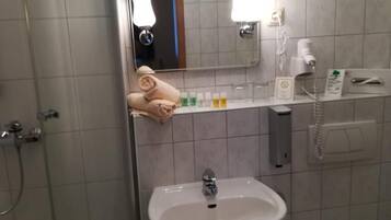 Dusche, kostenlose Toilettenartikel, Handtücher