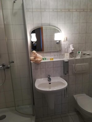Shower, free toiletries, towels - Kyffhaeuserhotel Goldene Aue (Wallhausen)