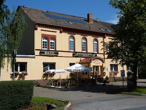 Un hôtel avec une enseigne indiquant « KYFFHAUSER-HOTEL GOLDENE ALE ».