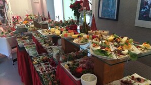 Een buffet met diverse gerechten en decoraties.