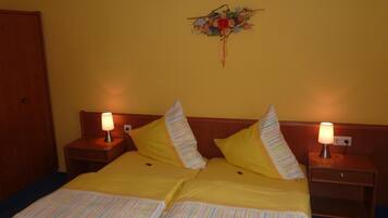 Ein Hotelzimmer mit einem Bett, zwei Nachttischen und einer Wanddekoration.