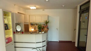 Een compacte hotelkamer met kitchenette, een eethoekje en een badkamer.