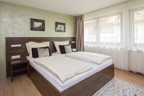 Cofres nos quartos, escrivaninha, berços grátis