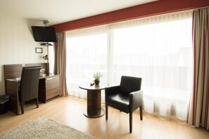Comfort Double Room | Living area | Flat-screen TV - Landhotel Wolfschlugen (Wolfschlugen)