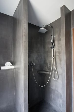 Shower, towels. Landhotel Wolfschlugen