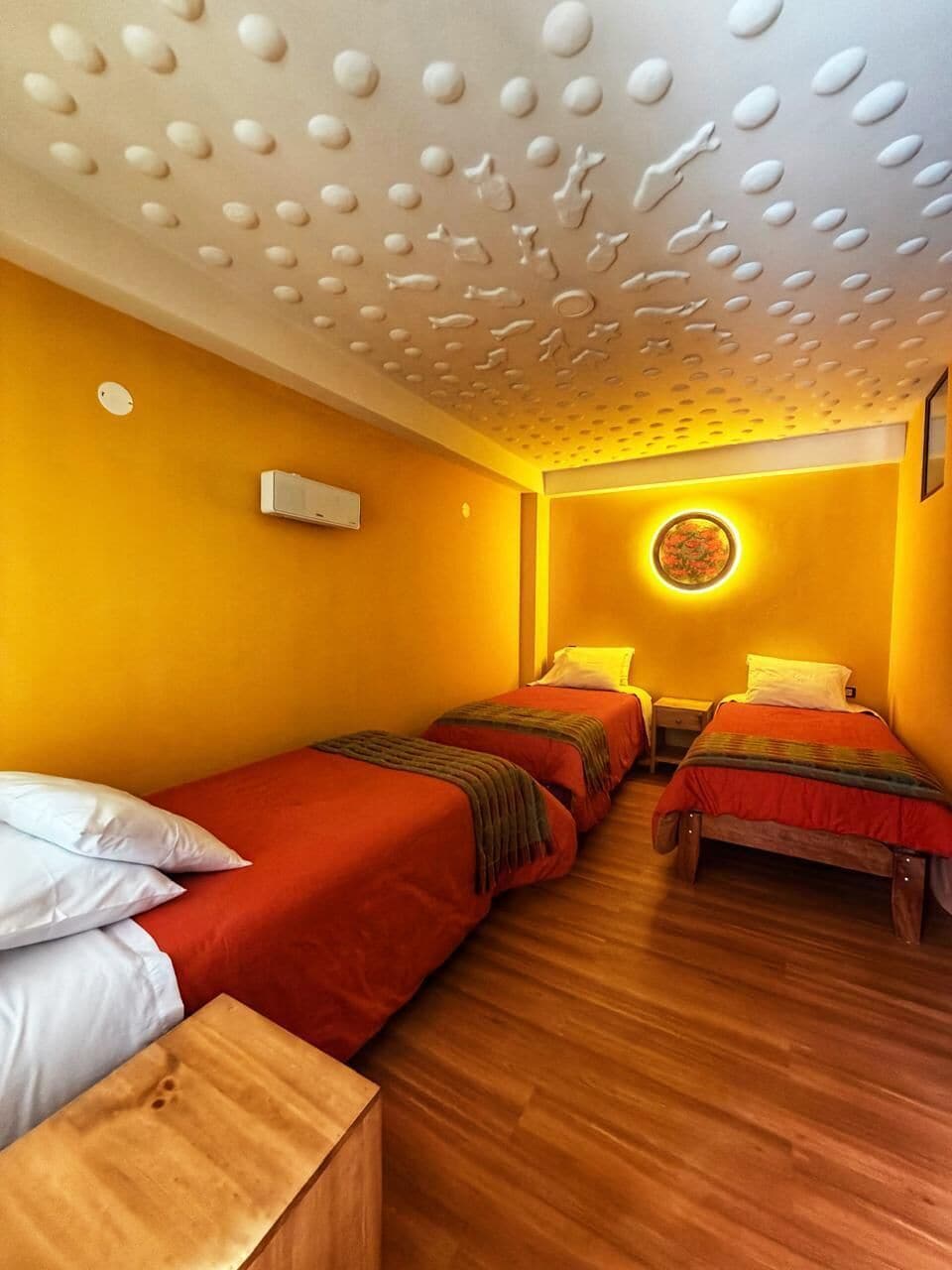 Habitación triple exclusiva, 1 habitación, baño privado, vistas a la montaña | Escritorio, camas supletorias, wifi gratis